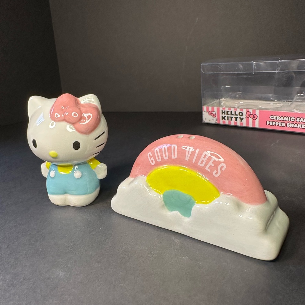 Hello Kitty Ceramic Salt & Pepper Shaker Set - Picture 5 of 8